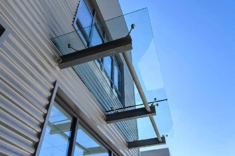 武威为什么要给钢结构雨棚打孔！